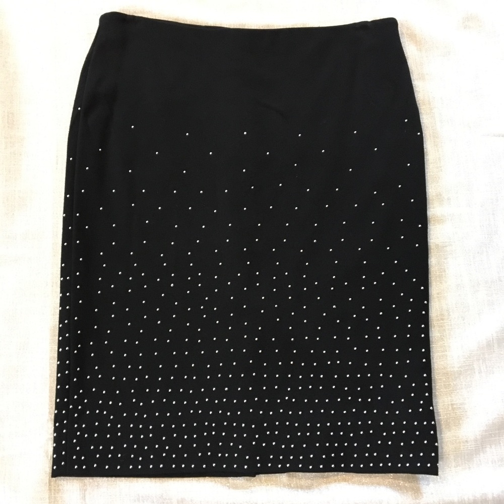 🦋WHBM knit skirt with silver design.🦋
